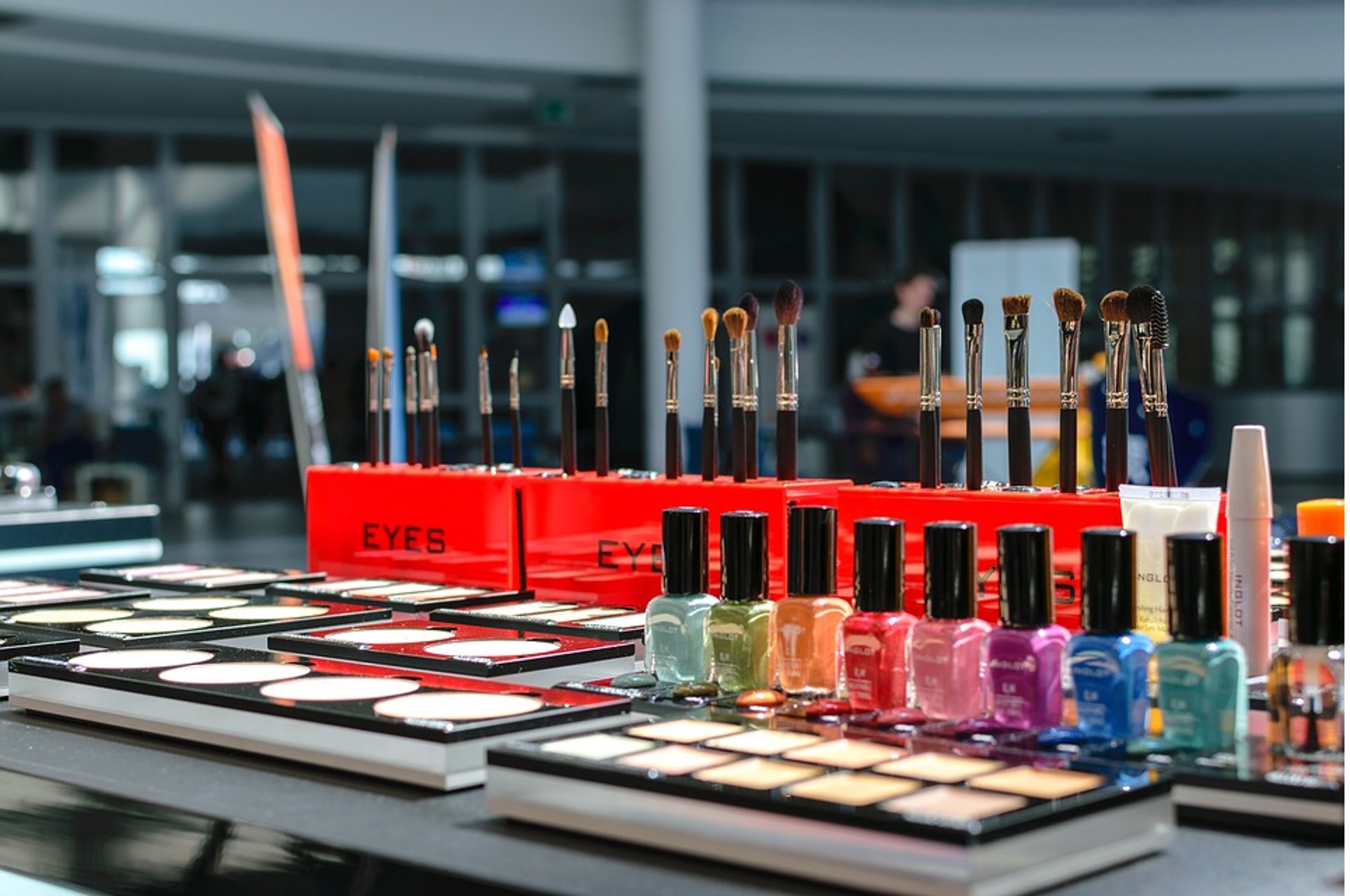 Salon Paints Into The Black